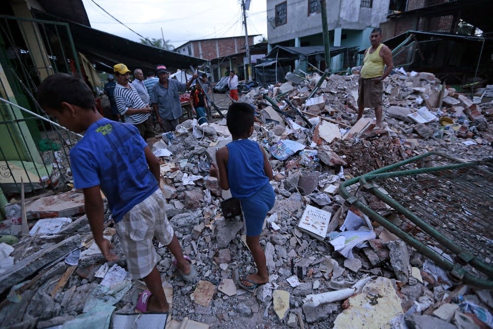 Photos In quakedevastated Ecuador, loss piles up amid the rubble