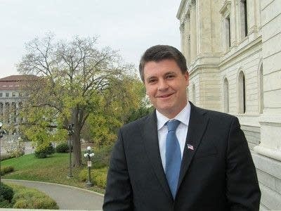 Hernandez to challenge Klobuchar