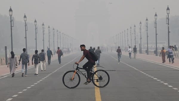 Construction paused as Delhi pollution takes hold