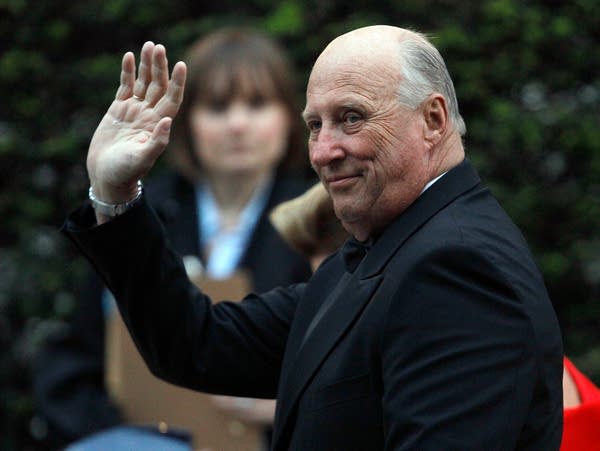 King Harald waves to the crowd