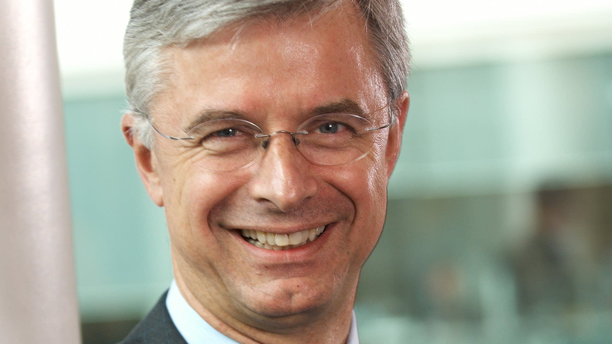 best-buy-pays-up-to-lure-new-ceo-mpr-news