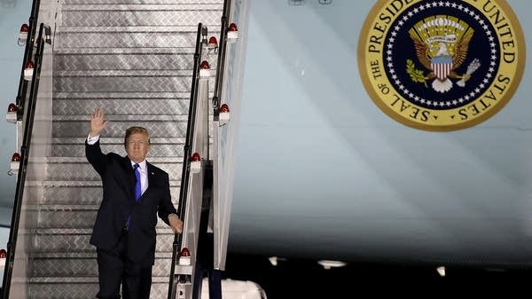 Trump arrives aboard Air Force One