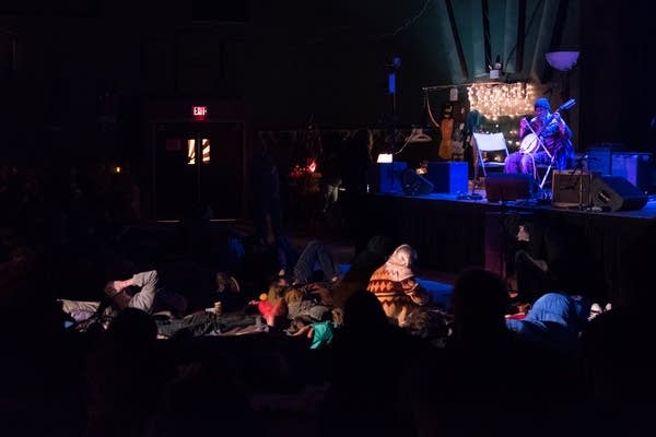 Paul Metzger plays to a relaxed crowd.