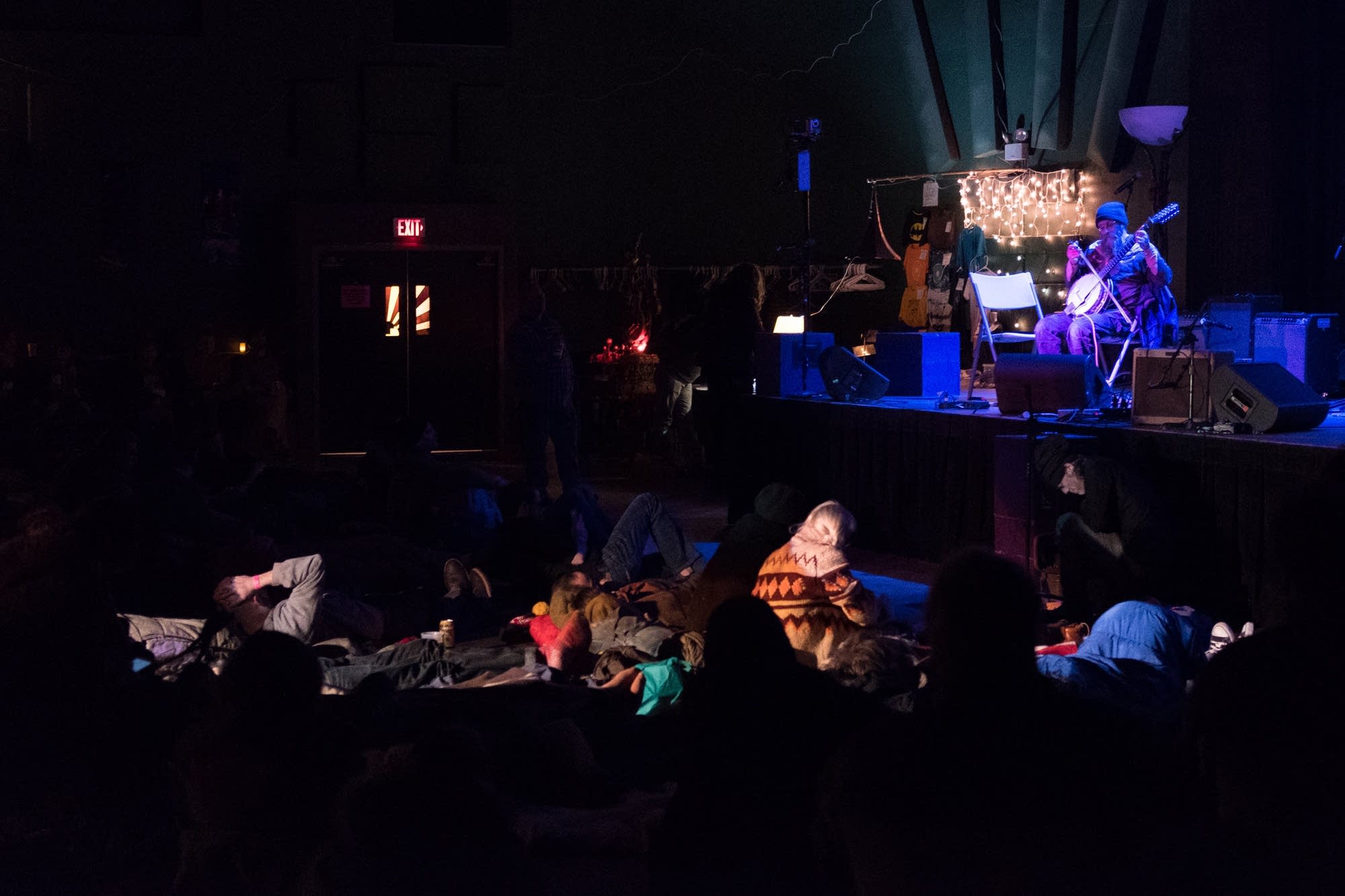 Paul Metzger plays to a relaxed crowd.