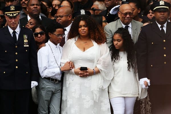 After cop is slain, a rivalry is set aside