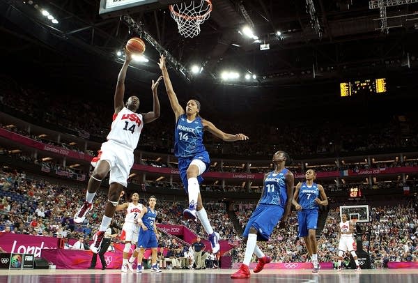 US women win 5th straight gold, rout France 86-50