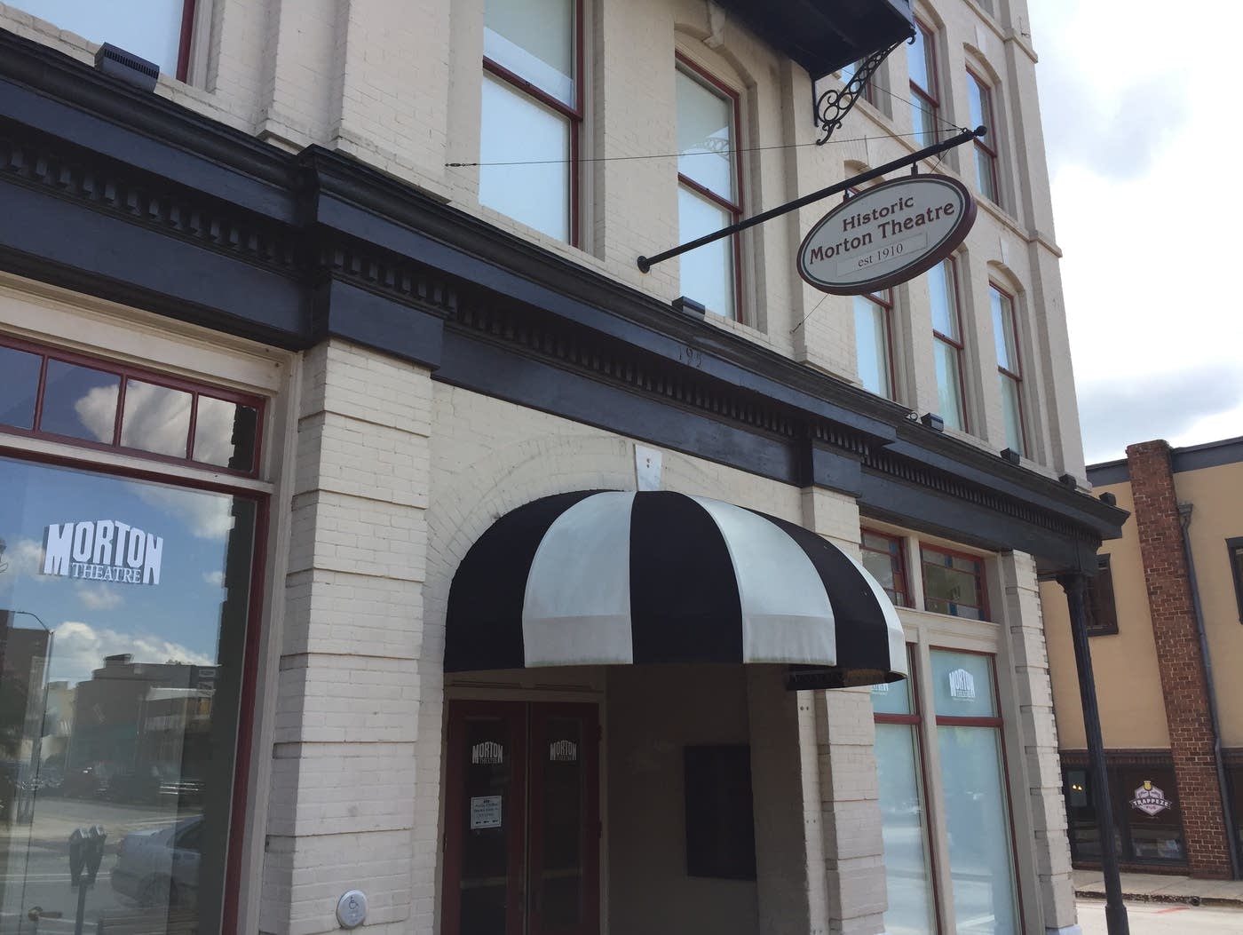 Play, image size:1400x1053