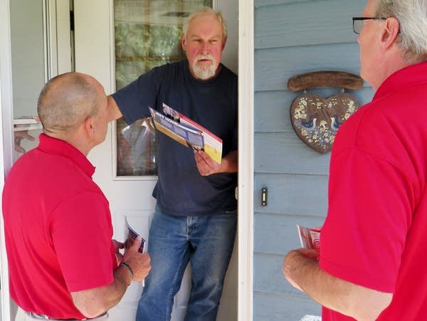 Jeff Howe (left) talked to Sauk Rapids resident Craig Lund