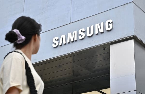 Samsung reported a huge decrease in quarterly profits this week.