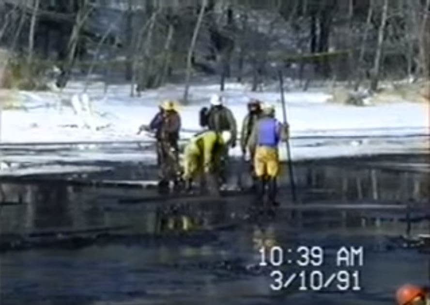 Crews clean up from the 1991 oil pipeline spill in Grand Rapids, Minn.