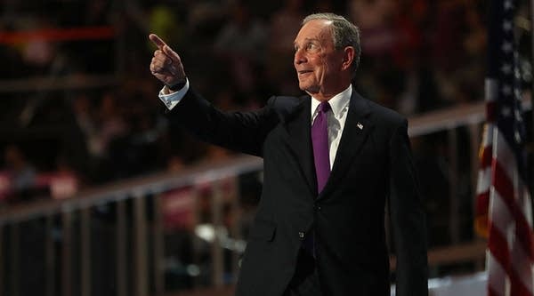Former New York City Mayor Michael Bloomberg gestures to the crowd as he walks on stage to deliver remarks on the third day of the Democratic National Convention at the Wells Fargo Center, July 27, 2016 in Philadelphia, Pennsylvania. 