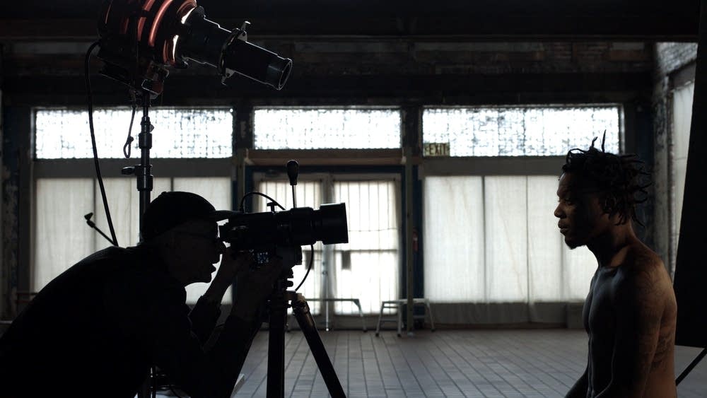 Burk Uzzle photographing Theophilus Newkirk