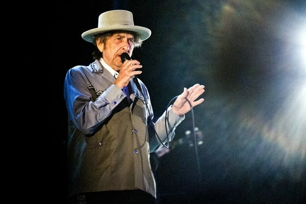 Bob Dylan wins 2016 Nobel Prize in literature