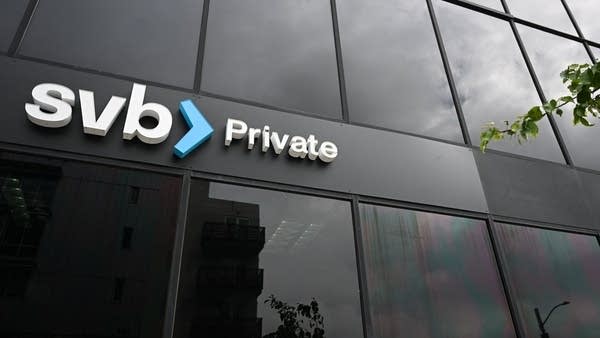 Why bond prices fall as interest rates go up