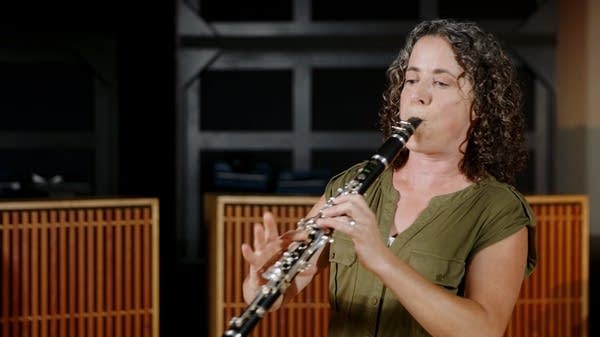 Class Notes thumbnail for a Beginning Band lesson. Includes Rena Kraut of the Minnesota Winds holding a clarinet.