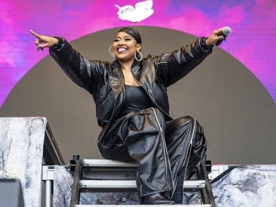 Jazmine Sullivan on stage