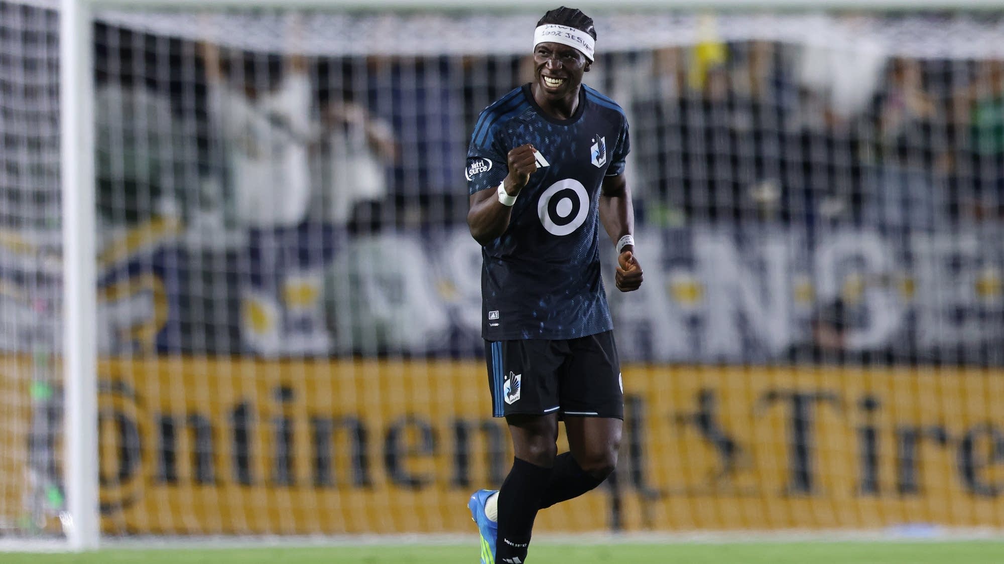 Callender has 6 saves as Minnesota beats Galaxy 2-1