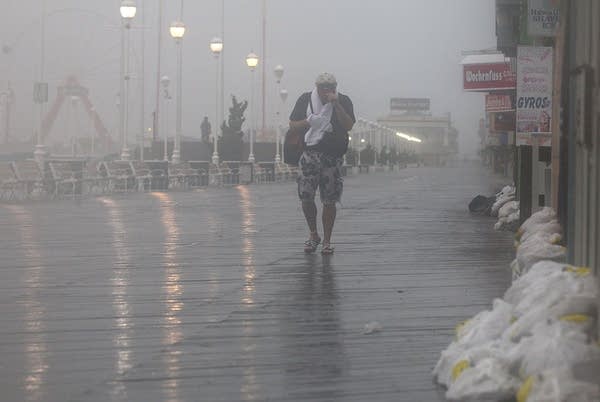 Irene lashing Va. coast with hurricane winds, rain