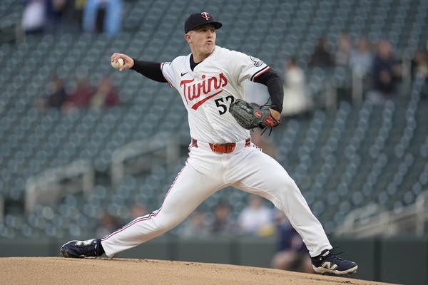 Taylor hits 2-run double in ninth to lead White Sox to 4-3 comeback win over Twins