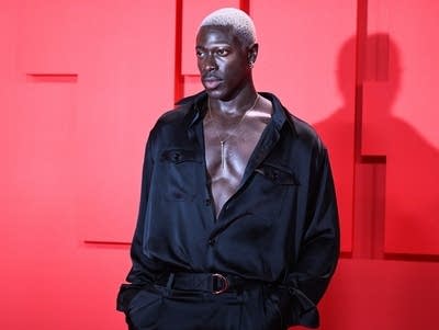 Moses Sumney poses at red carpet