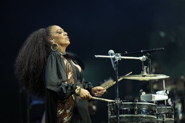 Sheila E pplaying drums on stage 02