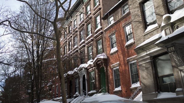 There are two methods being used to calculate interest in New York foreclosure auctions. One method benefits the financial institution, and the other benefits the former homeowner.