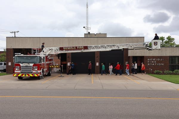 A fire truck sitting outside 