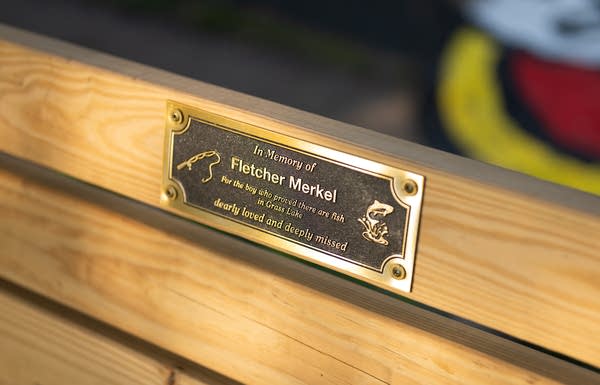 A memorial plate on a bench
