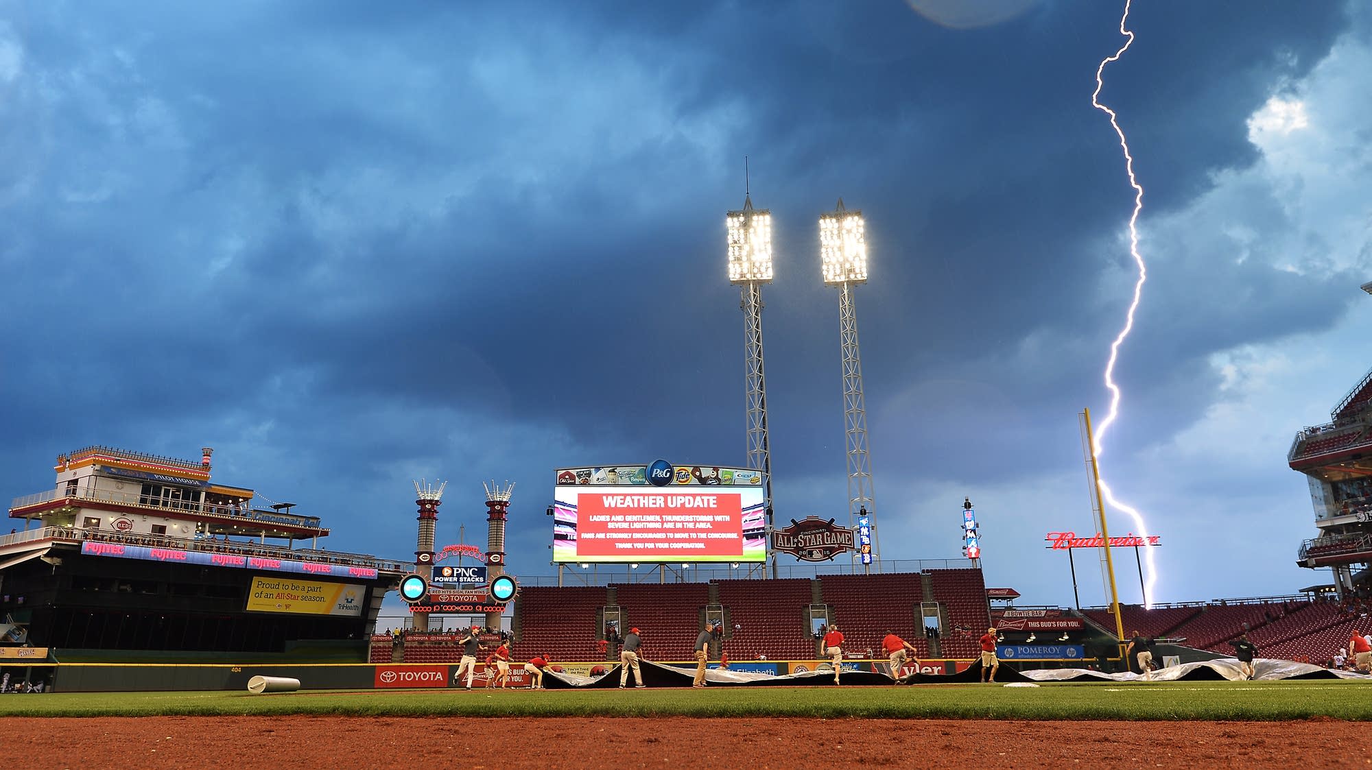 https://img.apmcdn.org/69c8221b7e6cc5378baa2e814eb3e4716c1e70c9/widescreen/6d08b6-20260713-baseball-lightning-strike-2000.jpg