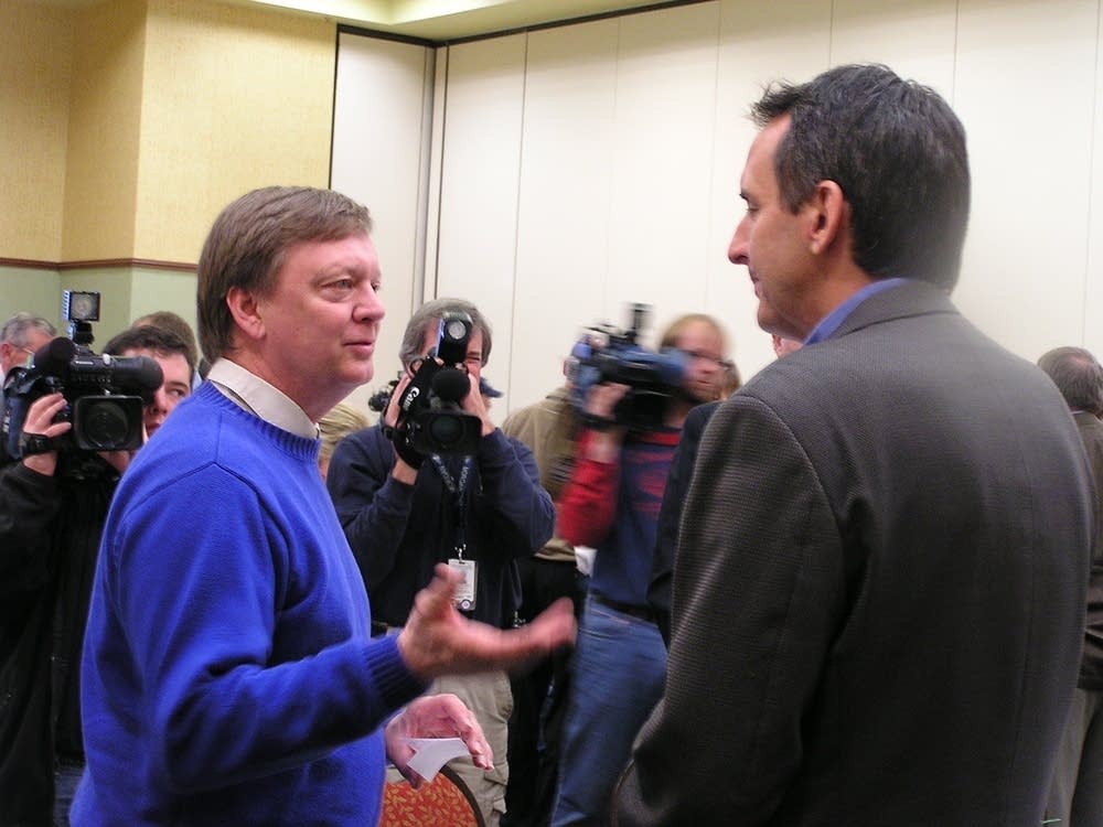 Gov. Pawlenty talks to Moorhead Mayor Voxland
