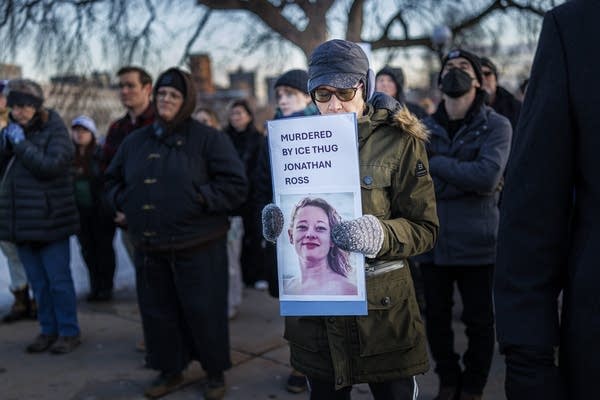 74464a-20260109-vigil109-600 Renee McLean Goode's brothers call for ICE reforms