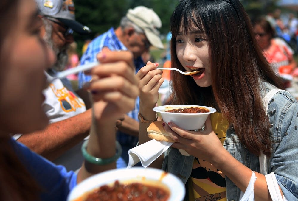 Gongmin Sheng tries the beans.