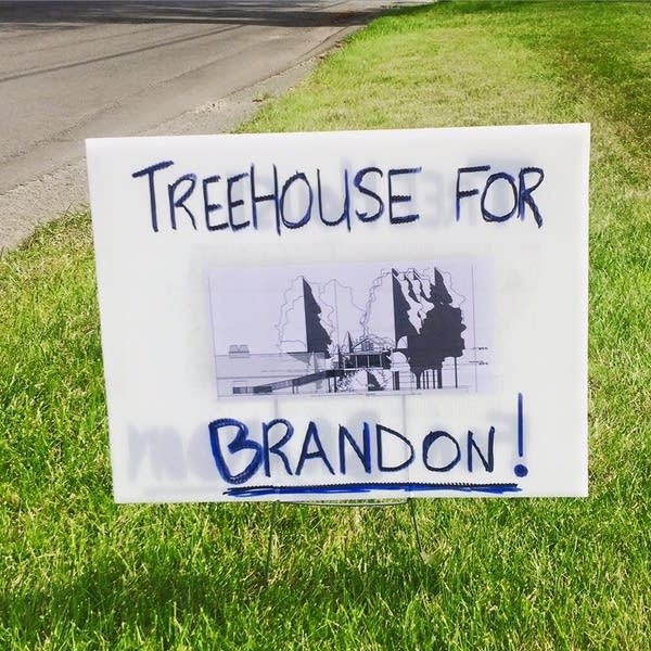 Neighbors back treehouse for kid in wheelchair