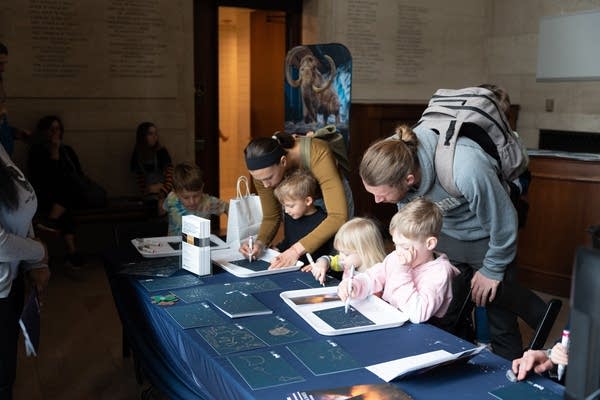 Children drawing 