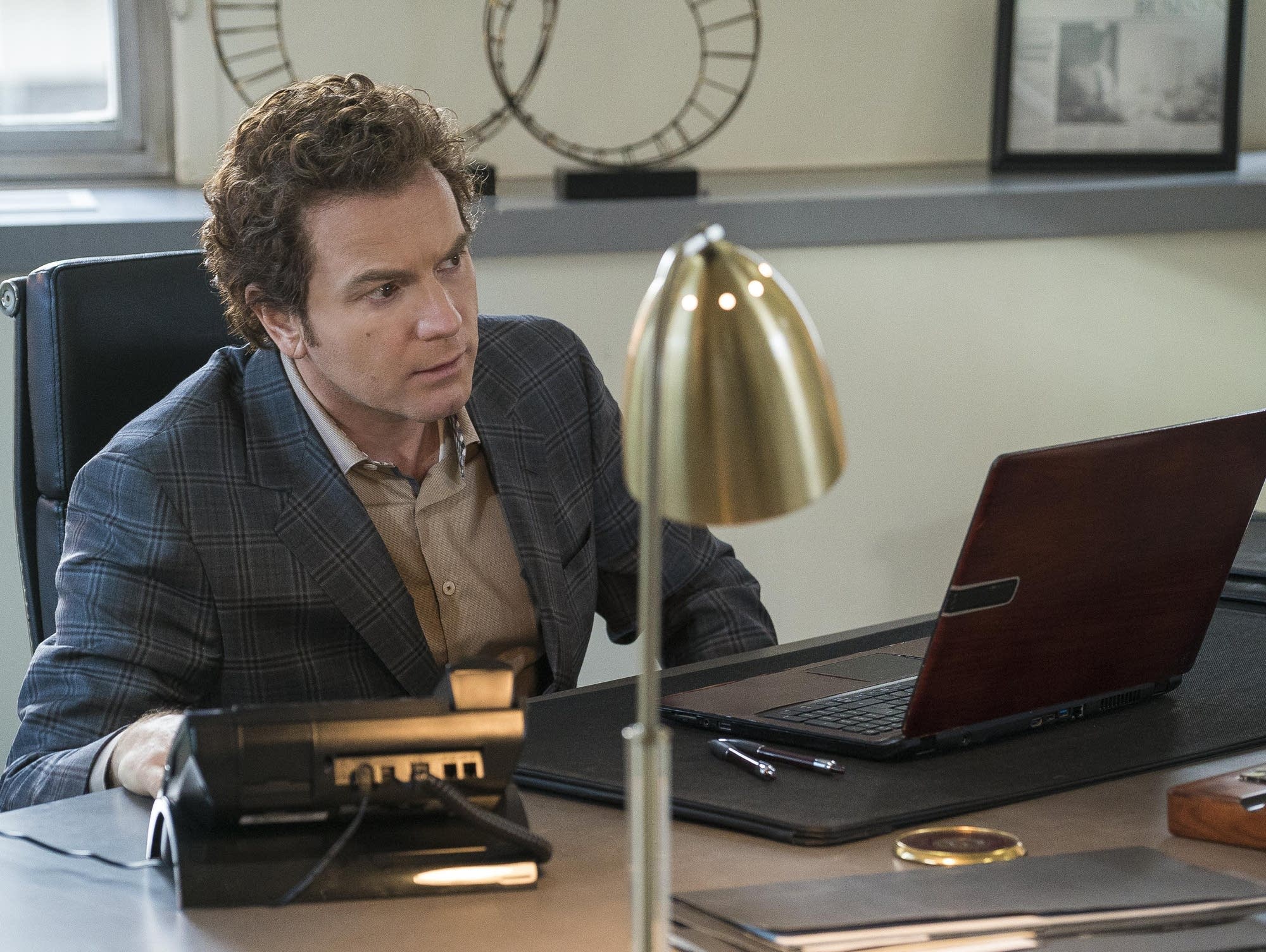 Ewan McGregor as Emmit Stussy