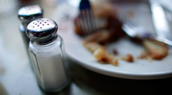 12/06/2017: How dishwashers and cooks lose out on tips