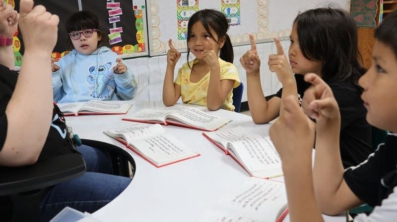 Bug-O-Nay-Ge-Shig young readers prepare to track words in the Direct Instruction method