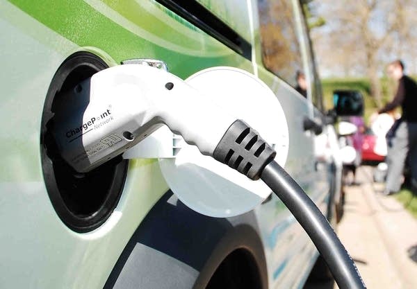 Solar-powered car charging stations open in St. Paul