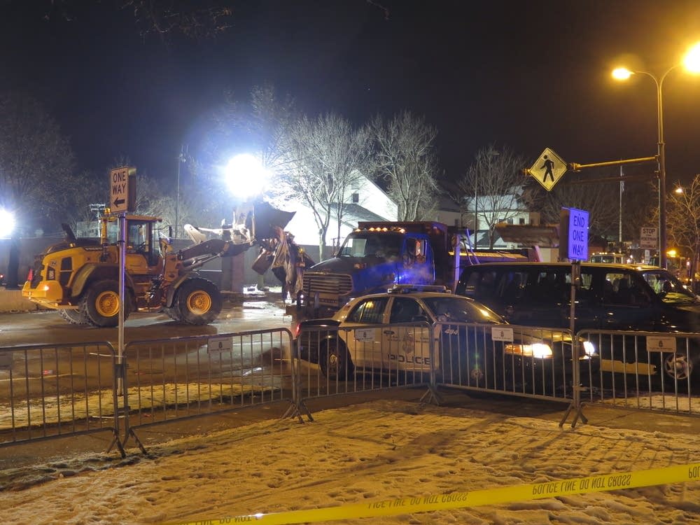 Police begin removing demonstrators