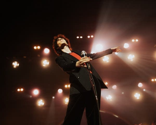 Photos: sombr serenades Palace Theatre crowd