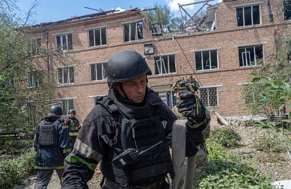 4 people killed in Russia and Ukraine as countries trade aerial attacks 