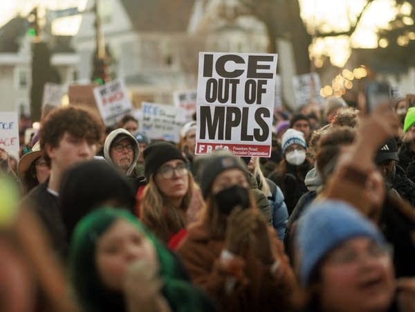 Minneapolis activists press local leaders to respond to federal surge