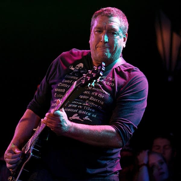 Steve Jones performing in Hollywood in 2008