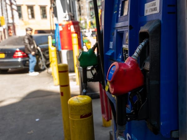 Gas pump