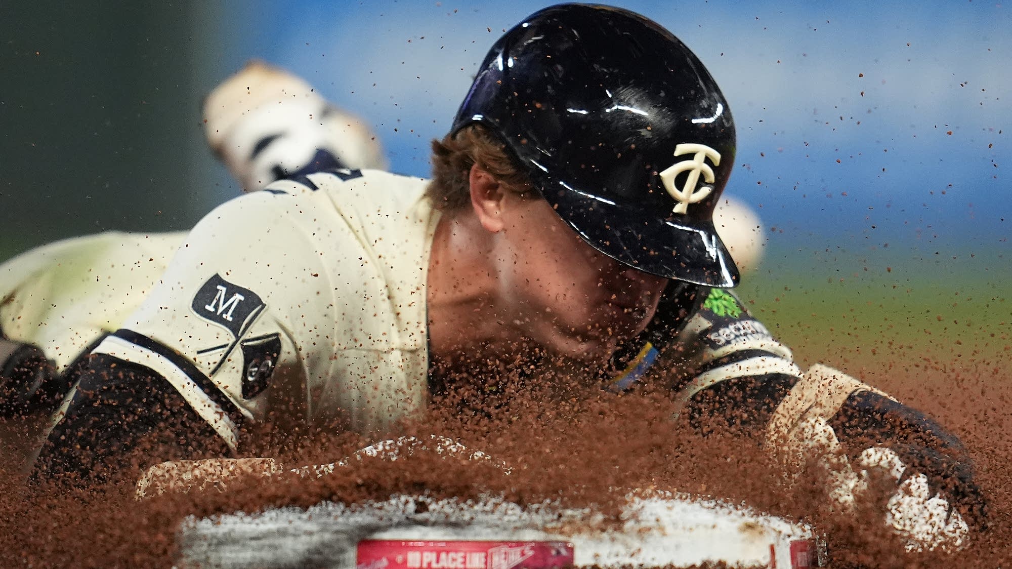 Rangers beat Twins 6-2
