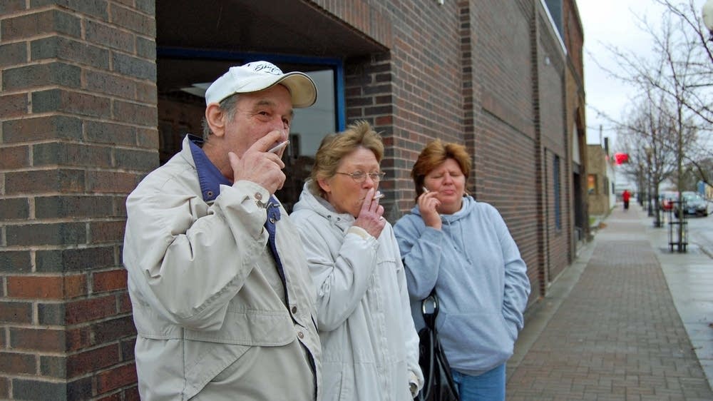 https://img.apmcdn.org/7708d91ec30358cb0fb687d734e80f18f6bdda06/widescreen/73b6a8-20081112-smokers.jpg
