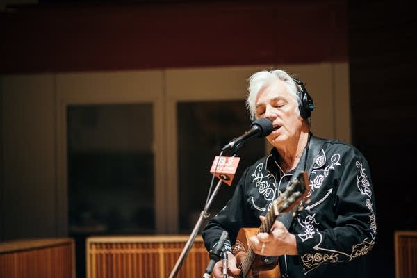 Robyn Hitchcock performs in The Current studio.