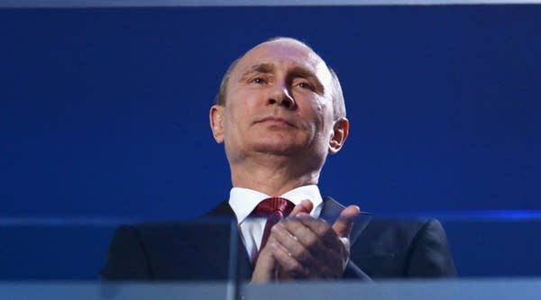 The Panama Papers leak shows a suspected billion-dollar money laundering ring involving close associates of Russian President Vladimir Putin, the BBC reports.