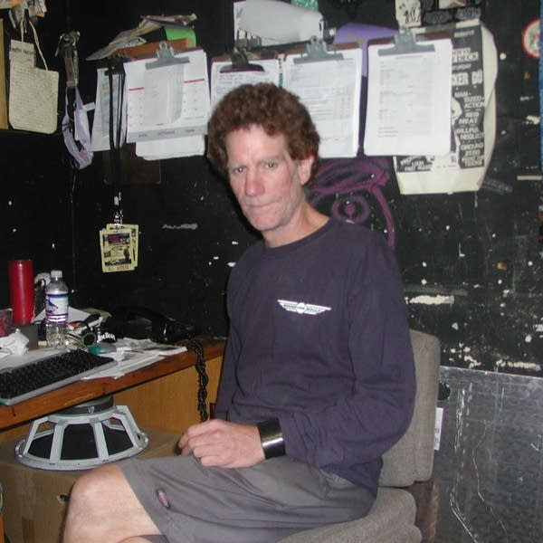 d37aa4-20060906-conradinoffice.jpg