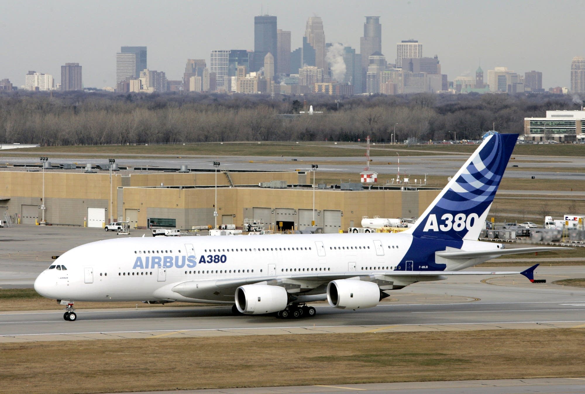 Man with knife jumped Minneapolis-St. Paul airport fence ...